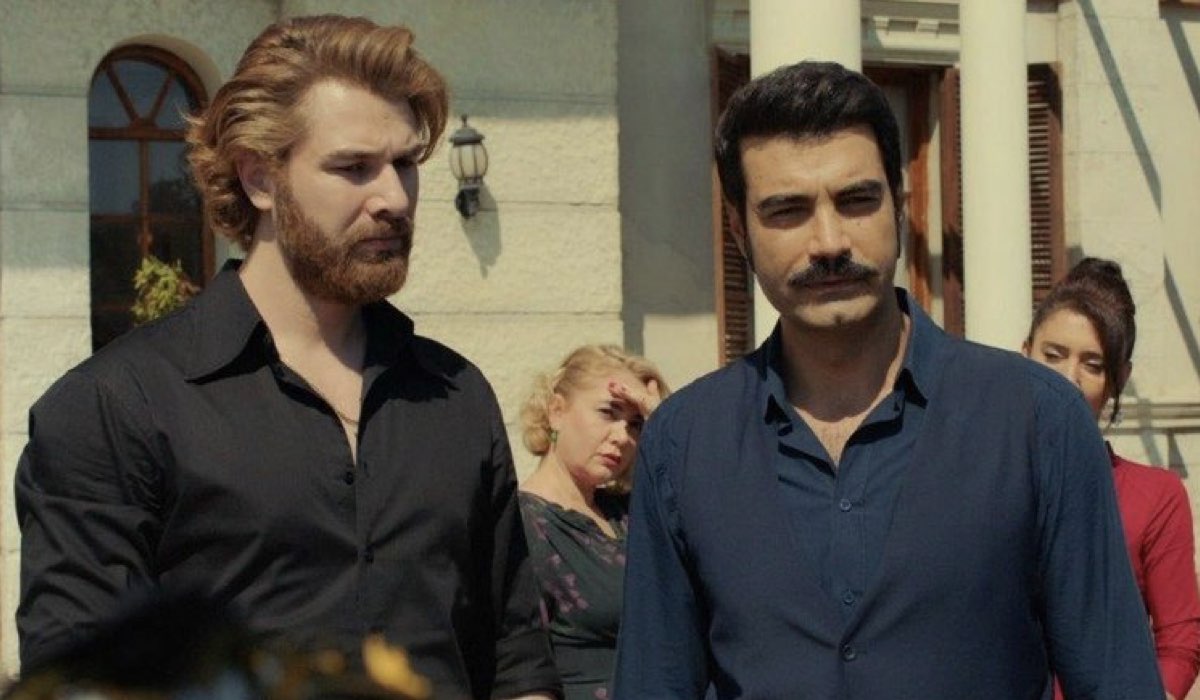 Da sinistra: Furkan Palali (Fikret) e Murat Ünalmis (Demir) in una scena di “Terra Amara”. Credits: ATV.