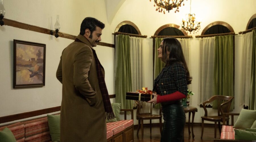 Da sinistra: Murat Ünalmis (Demir) e Hande Soral (Umit Kaharaman/Ayla Özden) in “Terra Amara”. Credits: RTI Mediaset.