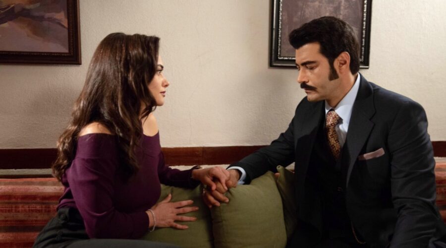 Da sinistra: Hande Soral (Ümit Kaharaman/Ayla Özden) e Murat Ünalmis (Demir) in una scena di “Terra Amara”. Credits: RTI Mediaset.