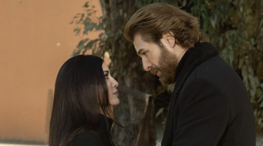 Da sinistra: Melike Yalova (Müjgan Hekimoglu) e Furkan Palali (Fikret Fekeli) in una scena di “Terra Amara”. Credits: RTI Mediaset.