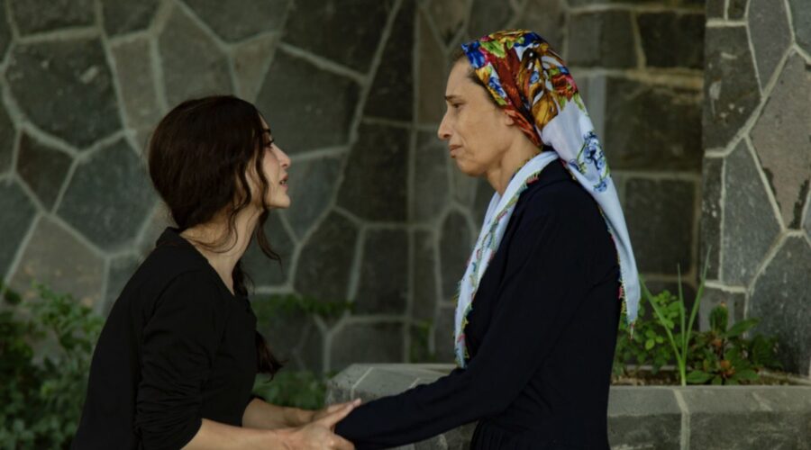 Da sinistra: Selin Yeninci (Saniye) e Selin Genc (Gulten) in una scena di “Terra Amara”. Credits: Mediaset.