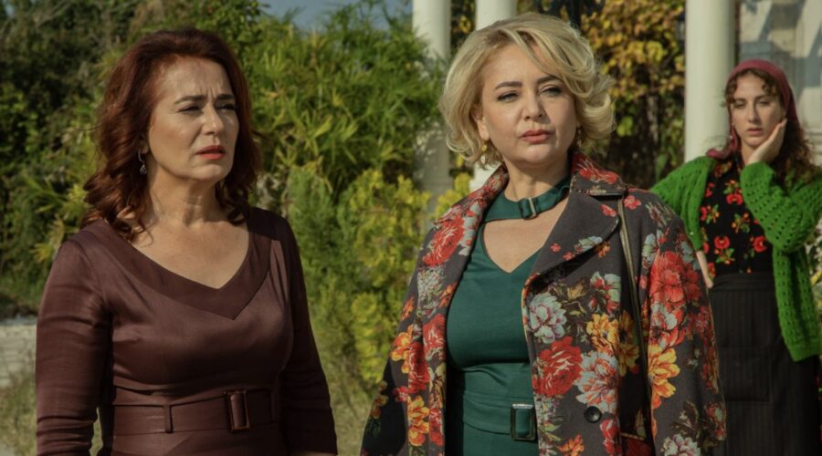 Da sinistra: Nazal Kesal (Sevda Çaglayan) e Sibel Tasçioglu (Sermin) in “Terra Amara”. Credits: RTI Mediaset.