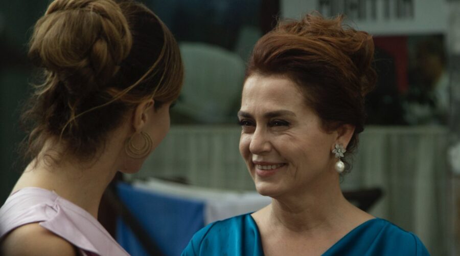 Da sinistra: Hilal Altinbilek (Züleyha) e Nazal Kesal (Sevda Çaglayan) in una scena di “Terra Amara”. Credits: RTI Mediaset.