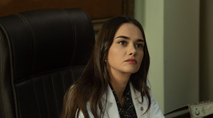 Hande Soral (Ümit Kahraman/Ayla Özden) in una scena di