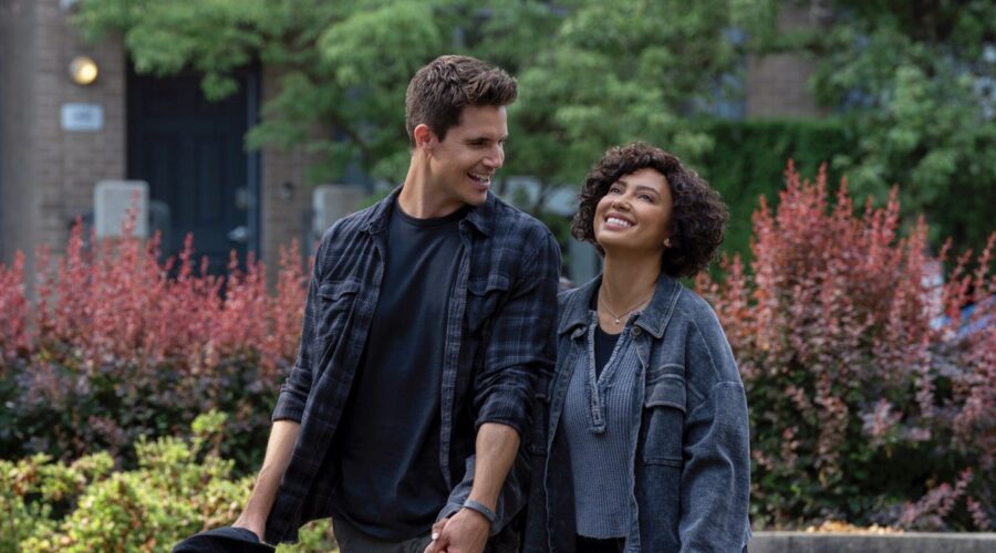 Da sinistra: Robbie Amell (Nathan) e Andy Allo (Nora) nella terza stagione di “Upload”. Credits: Liane Hentscher/Prime Video.