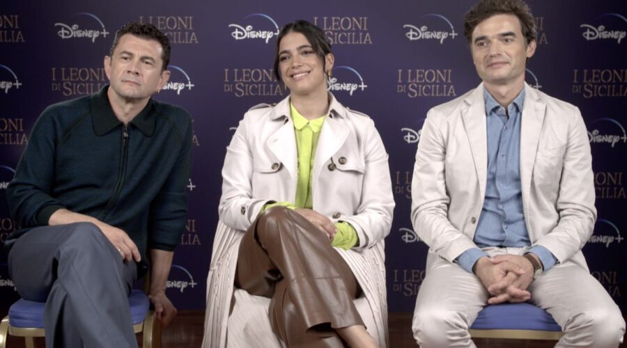 Da sinistra: Vinicio Marchioni, Ester Pantano e Paolo Briguglia nell'intervista per “I Leoni Di Sicilia”. Credits: Disney/Tvserial.it.