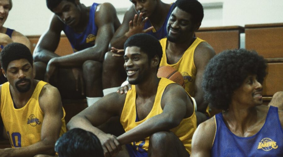 Al centro: Quincy Isaiah nei panni di Magic Johnson in una scena della seconda stagione di “Winning Time”. Credits: Sky Italia.
