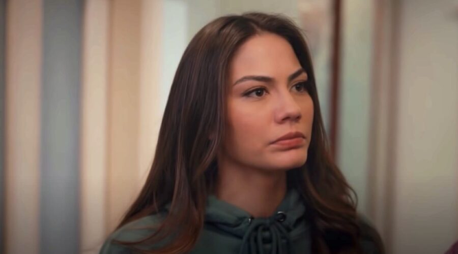 Zeynep (Demet Özdemir) in una scena di “My Home My Destiny 2”. Credits: Cattura schermo/YouTube.