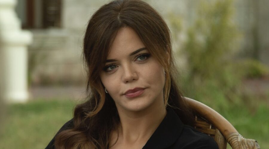 Hilal Altınbilek (Züleyha) in una scena di 