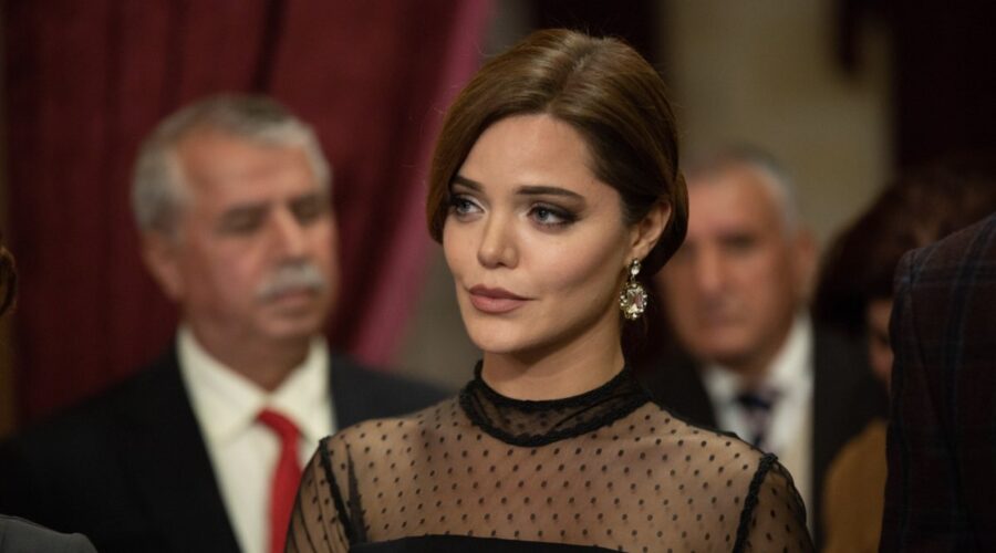 Hilal Altınbilek (Züleyha) in una scena di 