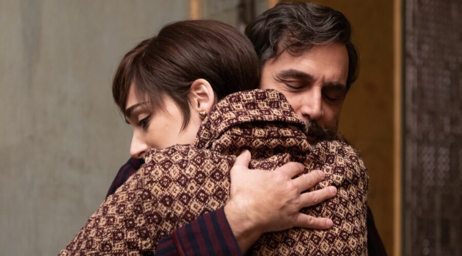 Da sinistra: Pilar Fogliati e Daniele Pecci in una scena della seconda stagione di “Cuori”. Credits: AuroraTV/Banijay/Rai Fiction.