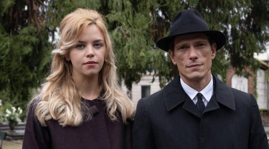 Da sinistra: Romina Colbasso e Matteo Martari in una scena della seconda stagione di “Cuori”. Credits: AuroraTV/Banijay/Rai Fiction.