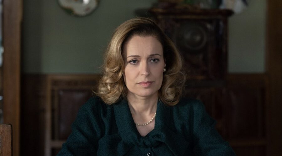 Simona Nasi interpreta Elvira De Bellis nella seconda stagione di “Cuori”. Credits: Rai Fiction/Aurora/Banijay.