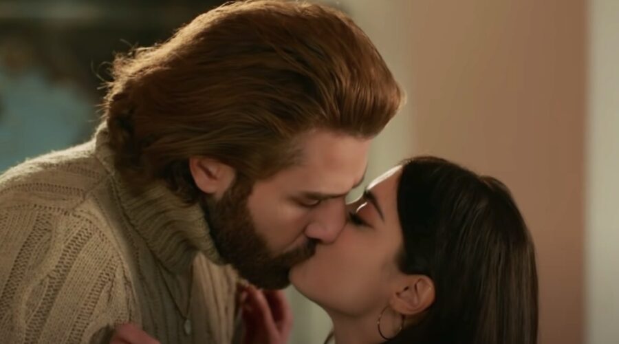 Da sinistra: il bacio tra Fikret e Mujgan in una scena di “Terra Amara”. Credits: Cattura schermo/YouTube.