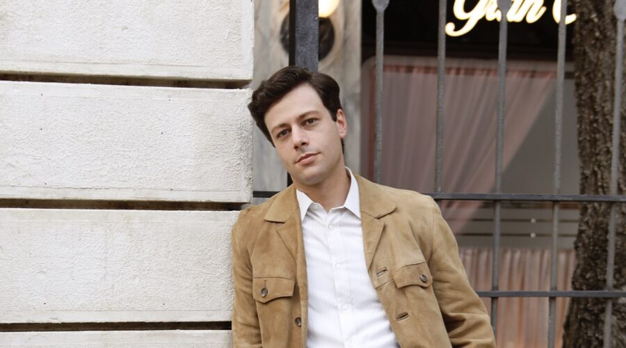 Gabriele Anagni (Alfredo Perico) in un posato per 