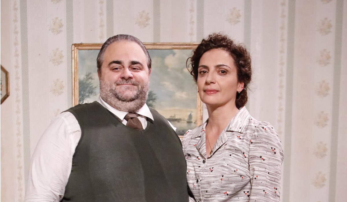 Da sinistra: Massimo Cagnina (Ciro Puglisi) e Gioia Spaziani (Concetta Puglisi) in un posato per 