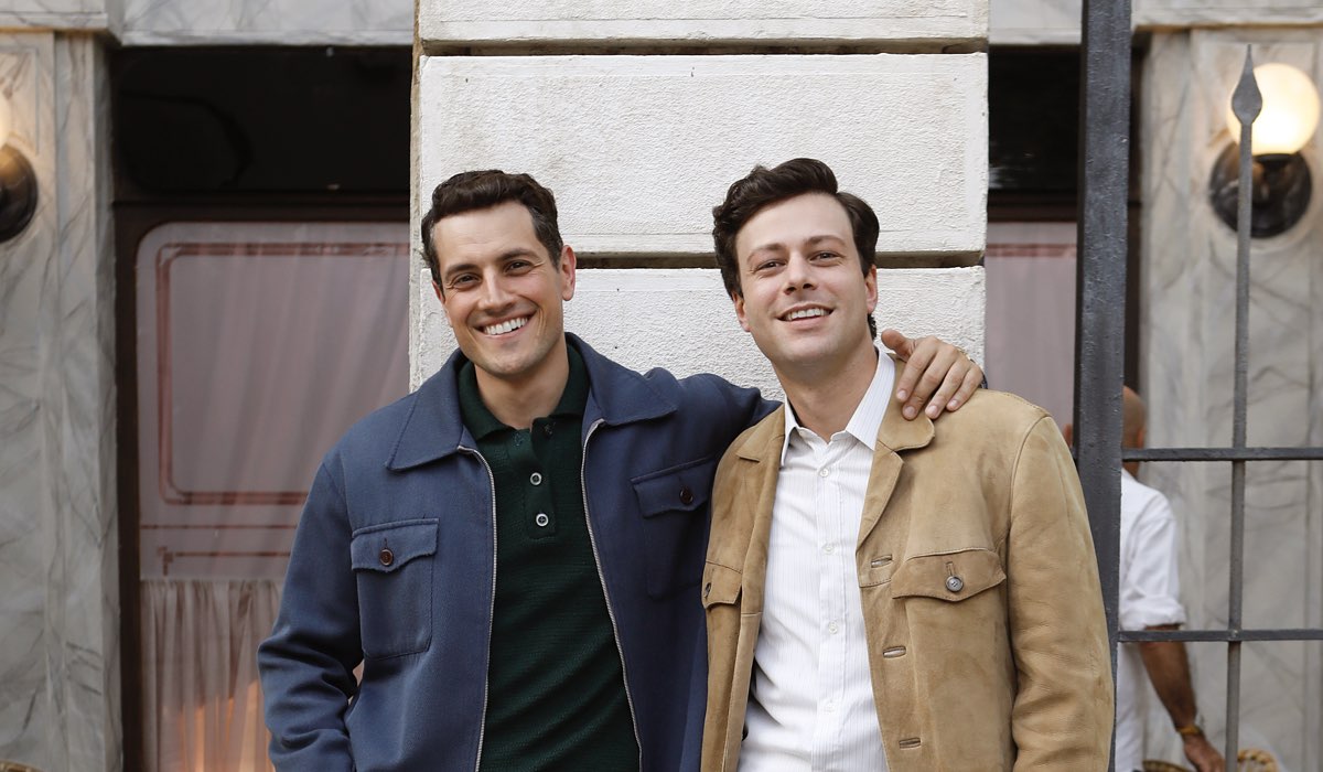 Da sinistra: Emanuel Caserio (Salvatore Amato) e Gabriele Anagni (Alfredo Perico) in un posato per 