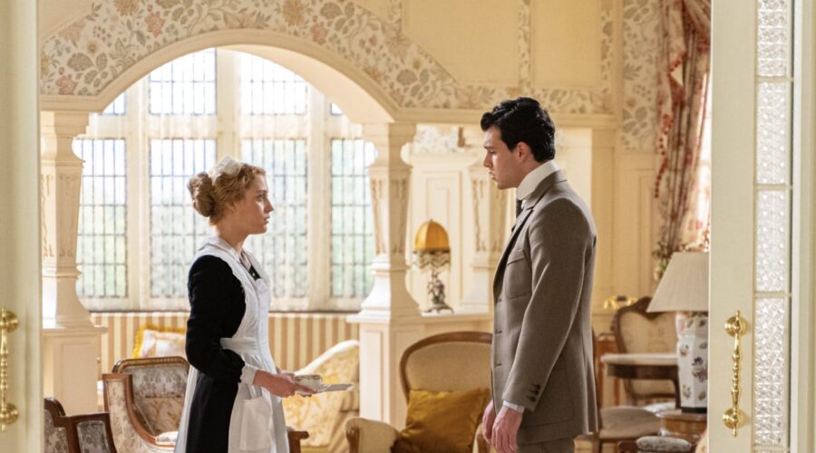 Da sinistra: Ana Garces (Jana Exposito) e Xavi Lock (Curro De La Mata) in una scena de “La Promessa“. Credits: Bambú Producciones/RTVE/RTI Mediaset.