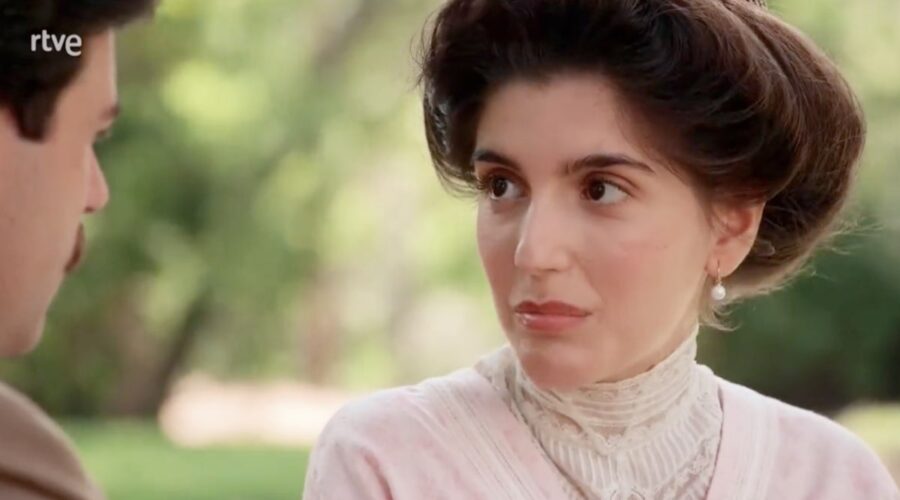 Jimena (Paula Losada) vuole trasferirsi a Madrid in una scena de “La Promessa”. Credits: Cattura schermo/RTVE/YouTube.