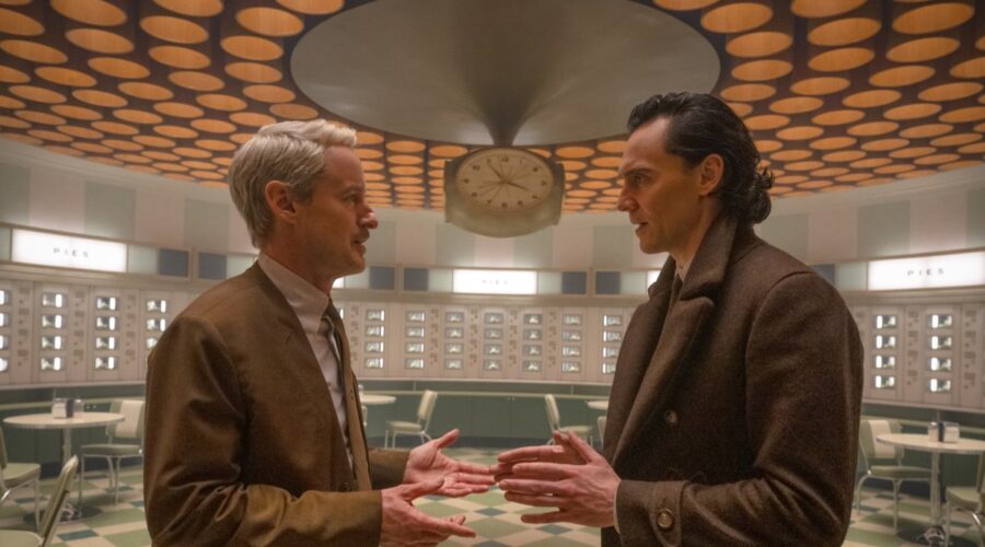Da sinistra: Owen Wilson e Tom Hiddleston nella seconda stagione di “Loki”. Credits: Marvel Studios/Disney+.