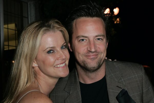 Da sinistra: Maeve Quinlan e Matthew Perry durante un'asta silenziosa per il Lollipop Theater Network in una casa privata a Beverly Hills, California, Stati Uniti. Foto di Donato Sardella/WireImage per Lollipop Theater Network.