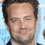 LOS ANGELES, CA - 21 SETTEMBRE: l'attore Matthew Perry arriva alla prima di 
