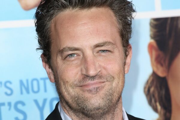 LOS ANGELES, CA - 21 SETTEMBRE: l'attore Matthew Perry arriva alla prima di 
