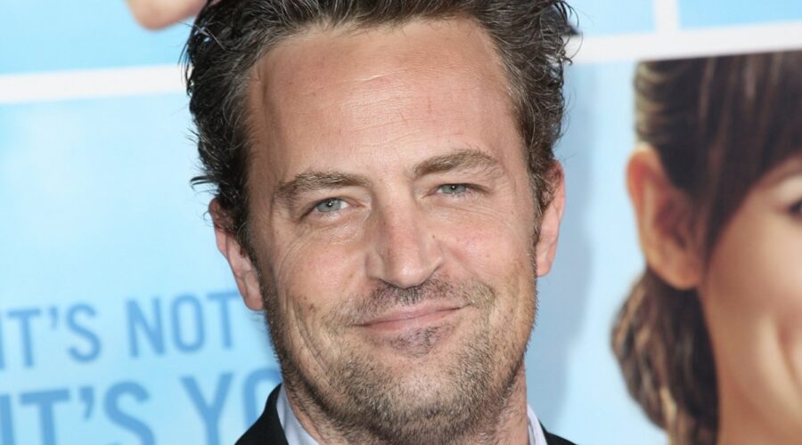 LOS ANGELES, CA - 21 SETTEMBRE: l'attore Matthew Perry arriva alla prima di 