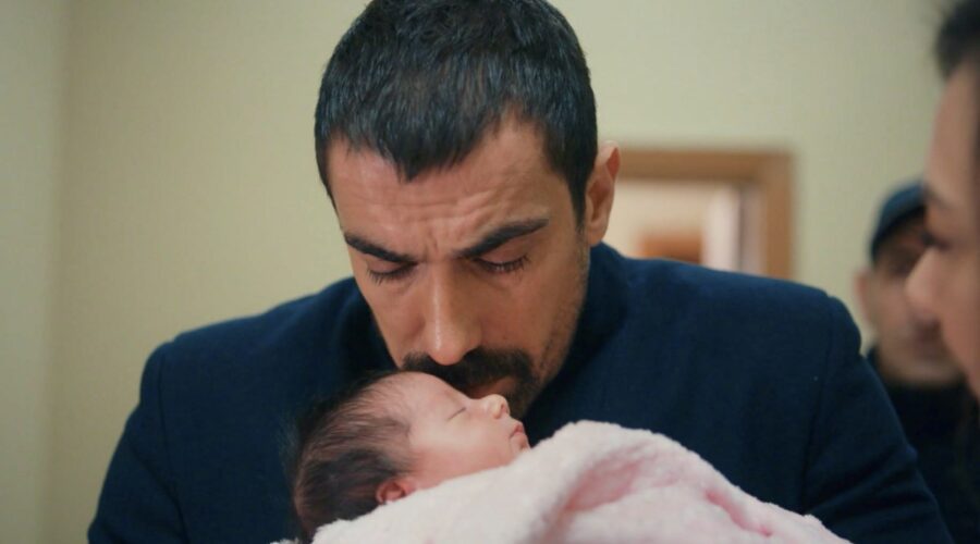 Ibrahim Celikkol (Mehdi) in una scena di “My Home My Destiny 2”. Credits: Cattura schermo/RTI Mediaset.