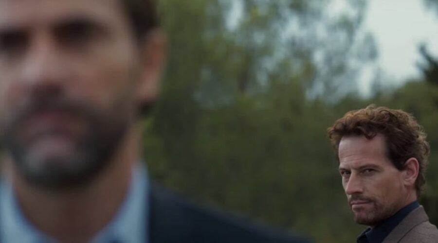 A destra: Ioan Gruffudd in una cattura schermo del trailer di “The Reunion”. Credits: France 2/YouTube.