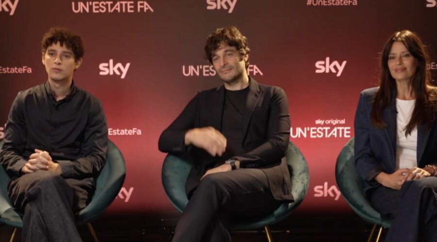 Da sinistra: Filippo Scotti, Lino Guanciale e Claudia Pandolfi nell'intervista per “Un'Estate Fa”. Credits: Tvserial.it.