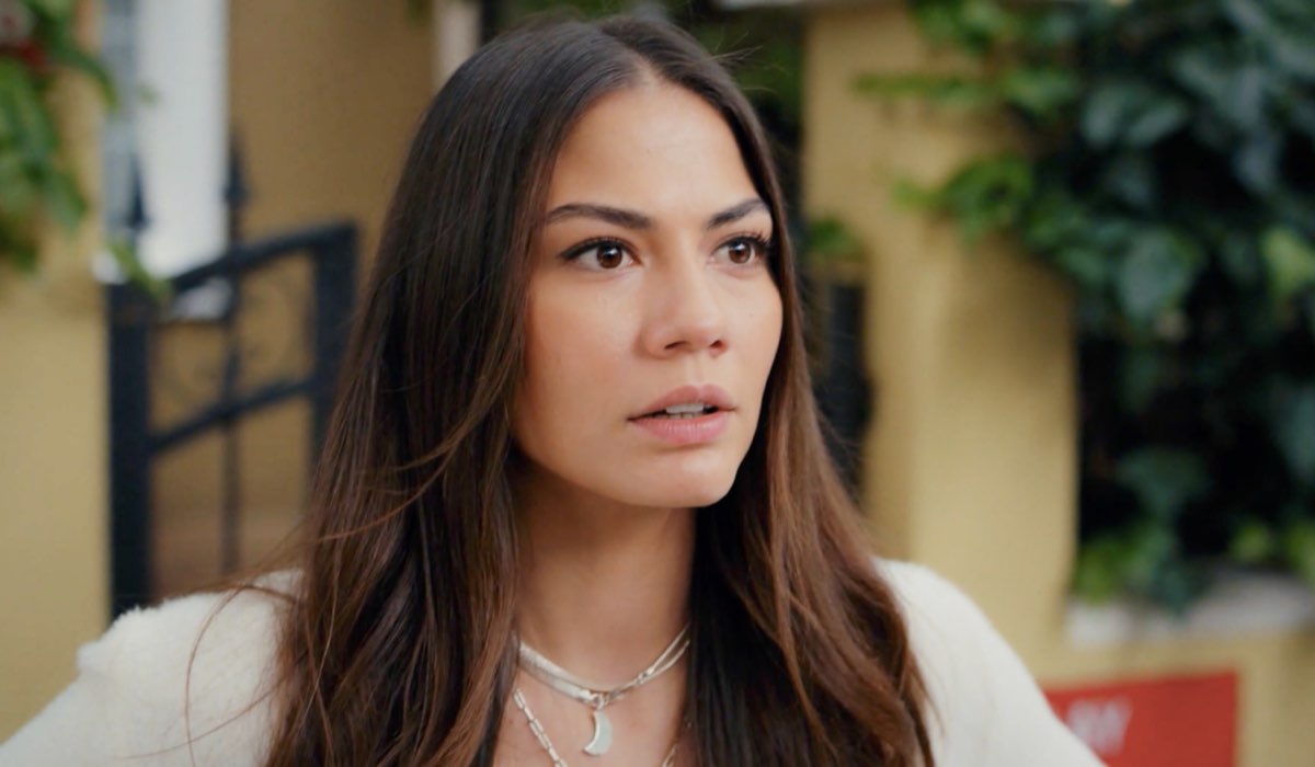 Zeynep (Demet Özdemir) in una scena di “My Home My Destiny 2”. Credits: Cattura schermo/Mediaset Infinity.