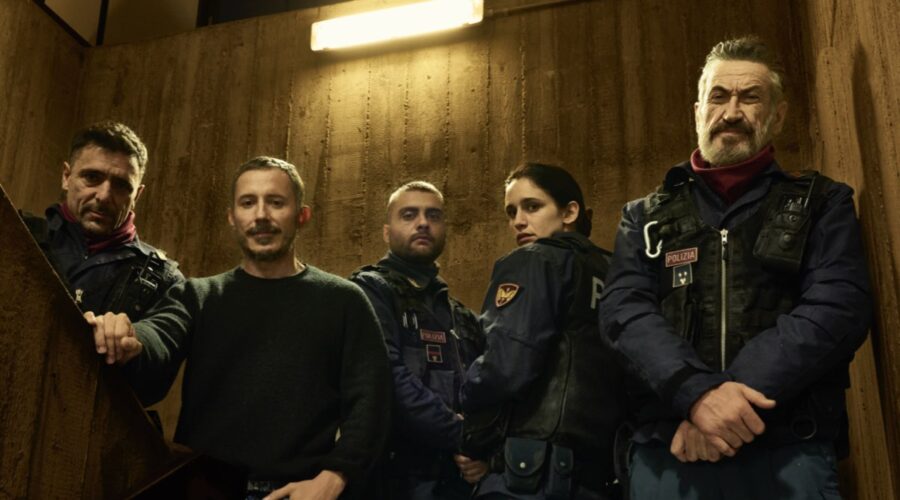 Da sinistra: Adriano Giannini, Michele Alhaique, Pierluigi Gigante, Valentina Bellè e Marco Giallini sul set di “ACAB - La Serie”. Credits: Marco Ghidelli/Netflix.