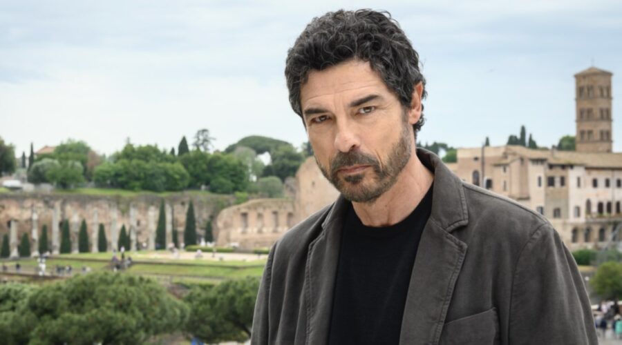 Alessandro Gassmann (Dante Balestra) in un posato per