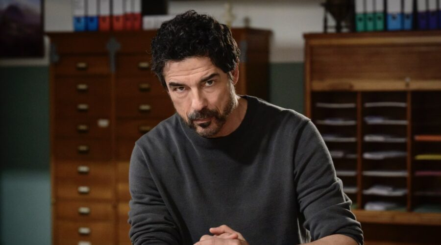 Alessandro Gassmann (Dante Balestra) in un posato per