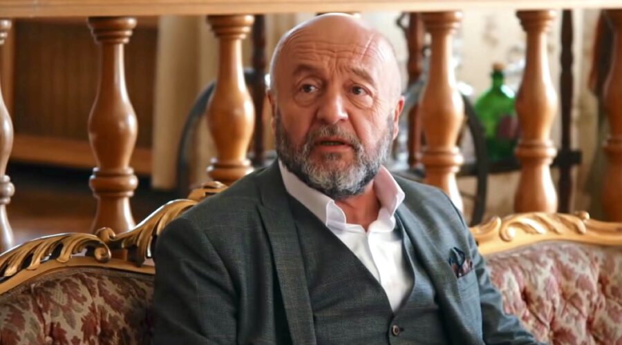 Lo zio Ali Riza in una scena di “My Home My Destiny 2”. Credits: Cattura schermo/YouTube.