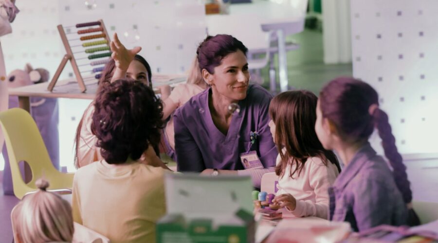 Al centro: Anna Valle in una scena di “Lea - i nostri figli”. Credits: Pierfrancesco Bruni/Banijay/Rai Fiction.