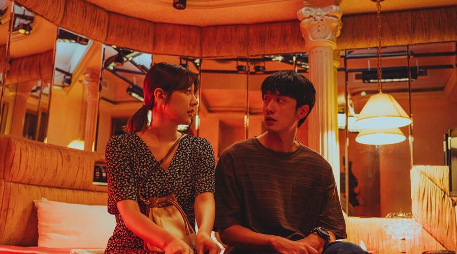 Puff Kuo e Terrance Lau Chun-him in una scena della serie tv 