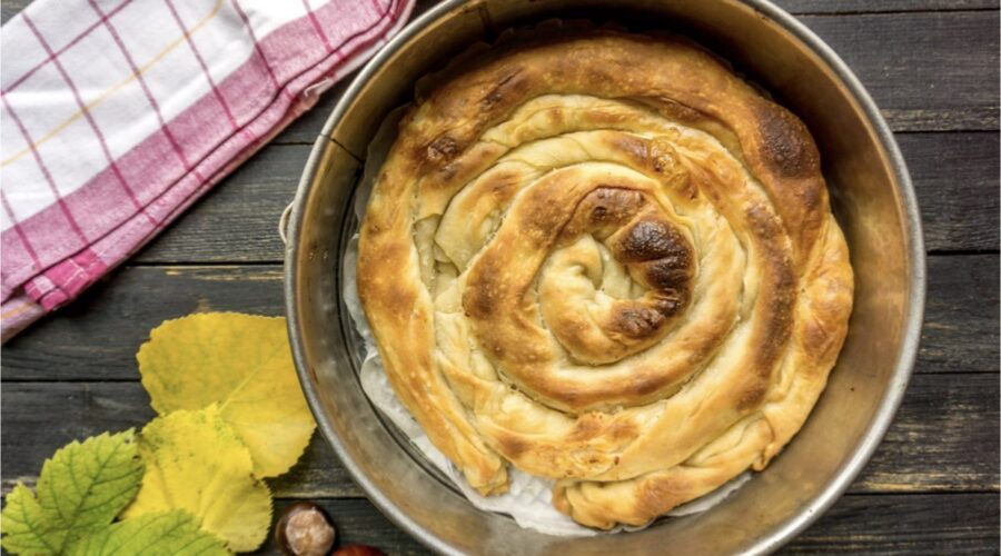 Il burek, pietanza tipica menzionata anche in “Terra Amara”. Credits: Envato Elements.