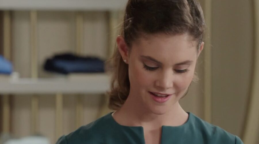 Elvira Camarrone (Clara Boscolo) in una scena della puntata 33 de