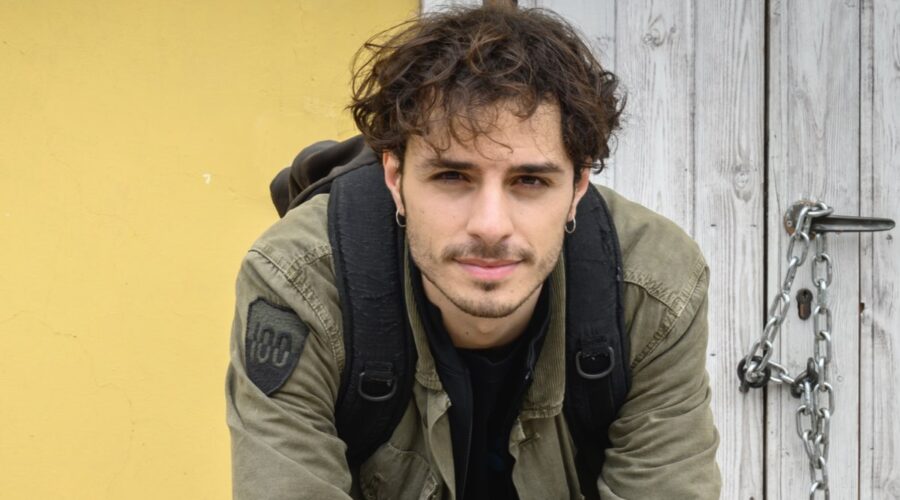 Damiano Gavino (Manuel Ferro) in un posato per l'episodio 1 di 