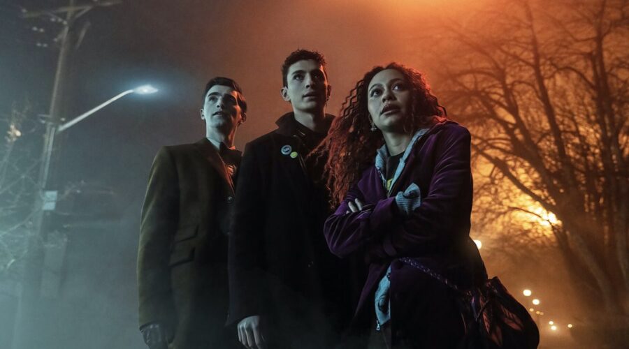 Da sinistra: Edwin Payne (George Rexstrew), Charles Rowland (Jayden Revri) e Crystal (Kassius Nelson) nella serie tv “Dead Boy Detectives”. Credits: Netflix.