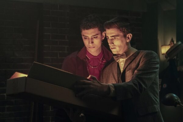 Da sinistra: Charles Rowland (Jayden Revri) ed Edwin Payne (George Rexstrew) nella serie tv “Dead Boy Detectives”. Credits: Netflix.