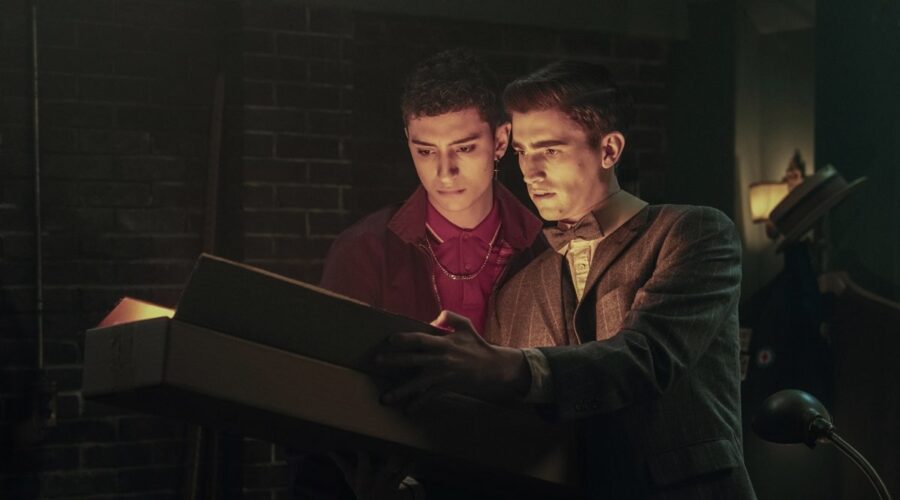 Da sinistra: Charles Rowland (Jayden Revri) ed Edwin Payne (George Rexstrew) nella serie tv “Dead Boy Detectives”. Credits: Netflix.