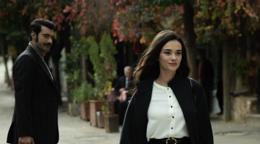 Da sinistra: Murat Ünalmis (Demir) e Hande Soral (Ümit Kahraman/Ayla Özden) in una scena di ”Terra Amara”. Credits: Mediaset