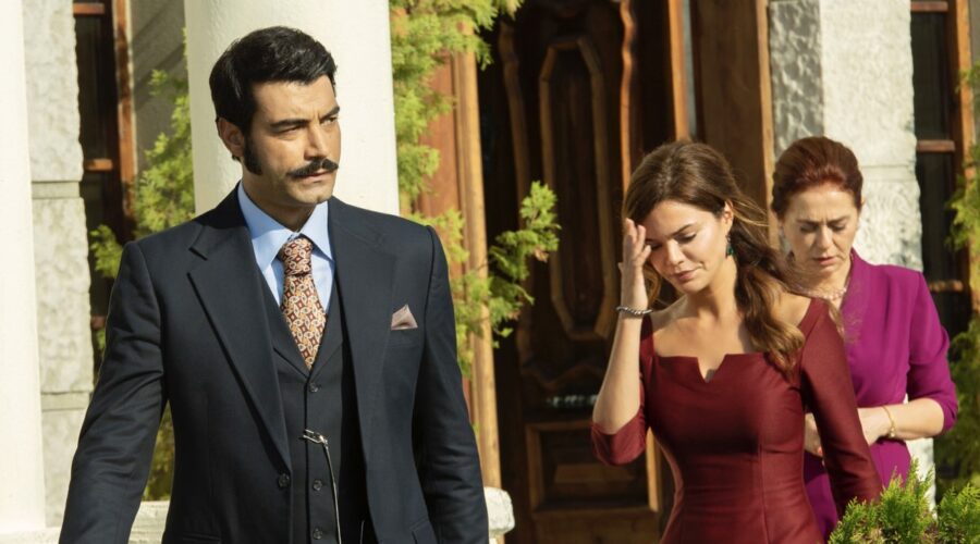 Da sinistra: Murat Ünalmis (Demir), Hilal Altinbilek (Züleyha) e Nazal Kesal (Sevda Çaglayan) in una scena di ”Terra Amara”. Credits: Mediaset