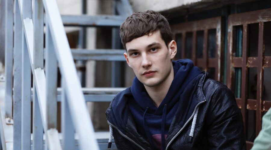 Emanuele Di Stefano interpreta Massimo in