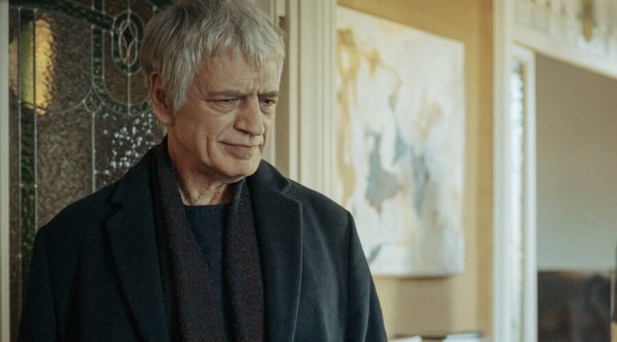 Fabrizio Bentivoglio in una scena di 