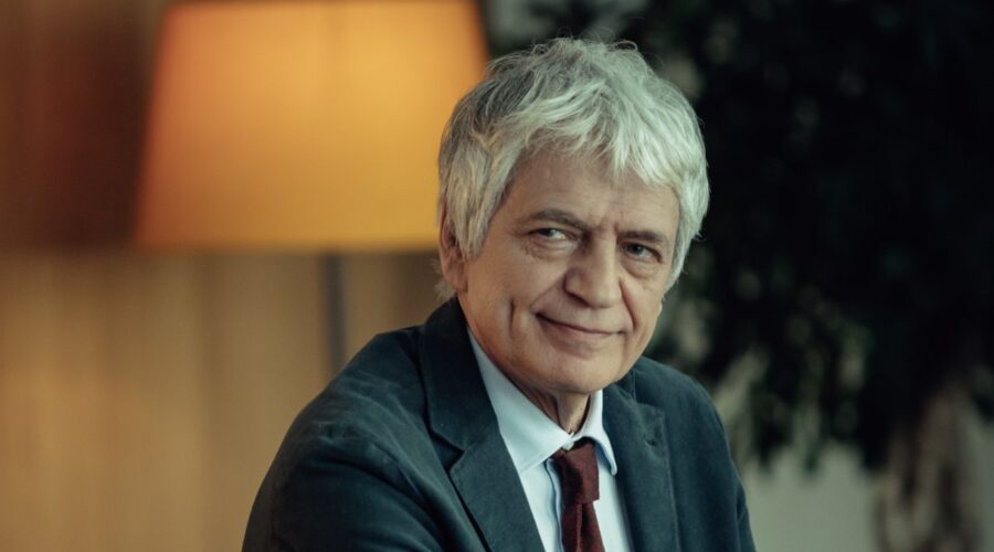 Fabrizio Bentivoglio interpreta Carlo in 