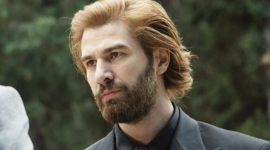 Fikret (Furkan Palali) in una scena di